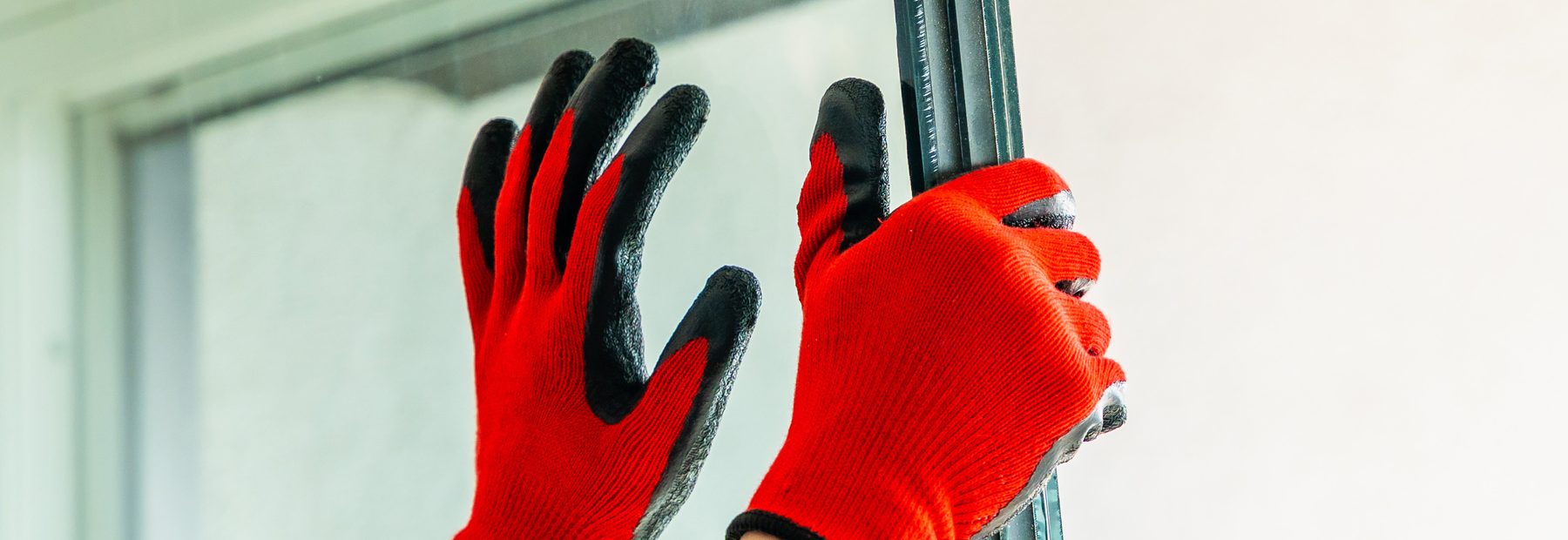 Isolierglasscheibe wird beim Fenstereinbau in den Rahmen gesetzt