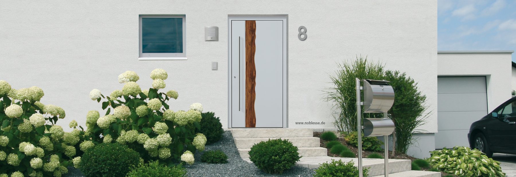 Hauseingang mit moderner Haustür an einem Wohnhaus