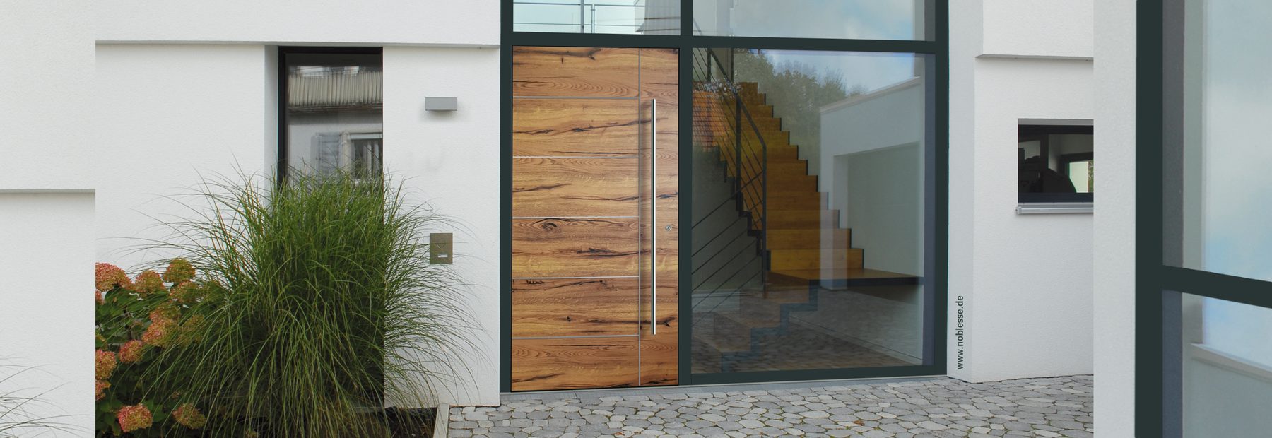 Hauseingang mit moderner Haustür an einem Wohnhaus