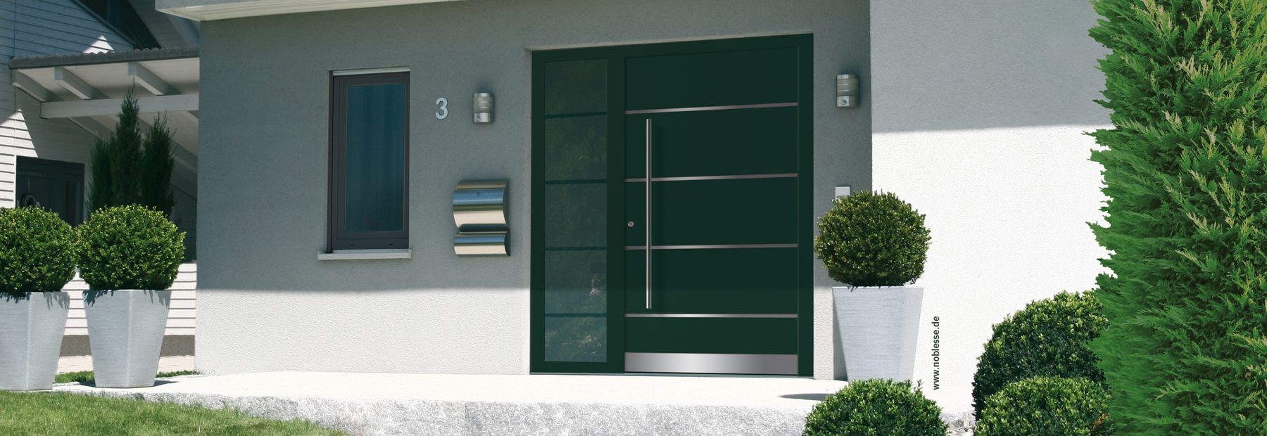 Hauseingang mit moderner Haustür an einem Wohnhaus