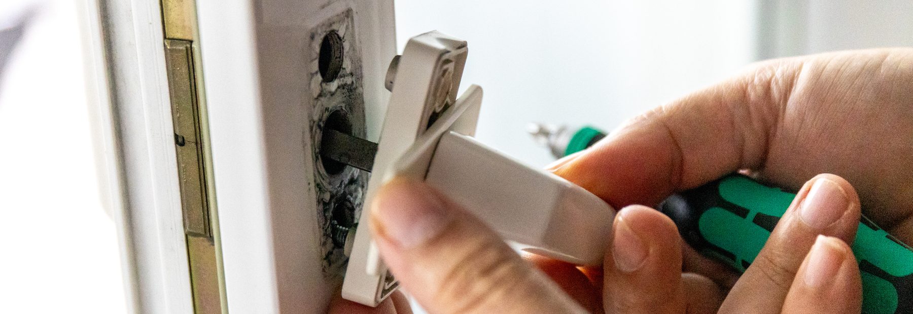 Fenstergriff wird mit dem Schraubendreher getauscht
