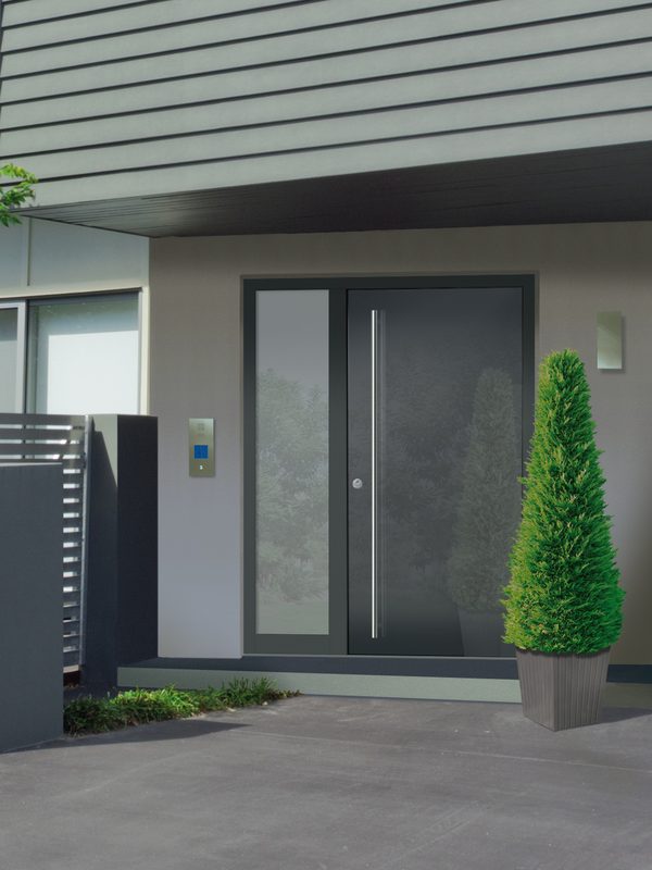 Anthrazitfarbene Aluminium-Haustür mit Seitenteil und Vordach an einem Wohnhaus