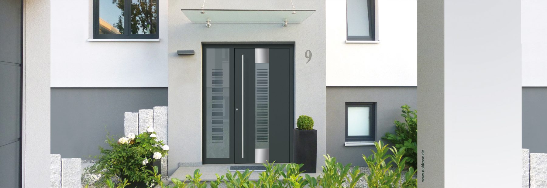 Moderne anthrazitfarbene Haustür mit Seitenteil und Glasvordach