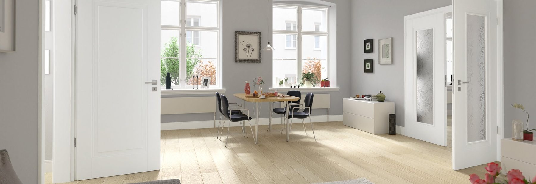 Weiße Innentüren mit Zarge in einer Altbauwohnung, links Fülltür, rechts Glastür