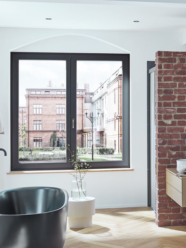 Weru Kunststofffenster in Schwarz in einem sanierten Altbau